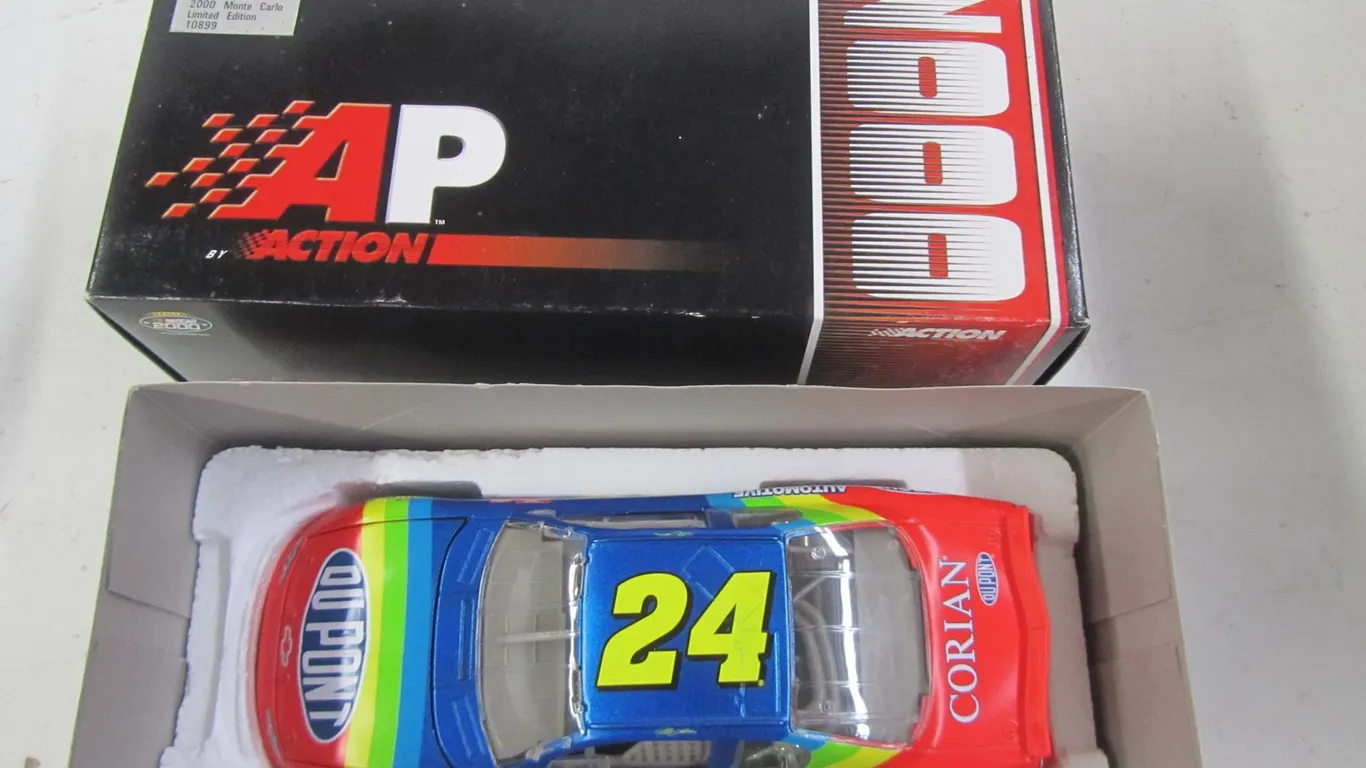 2000 Action Jeff Gordon DuPont Die Cast Stock Car
