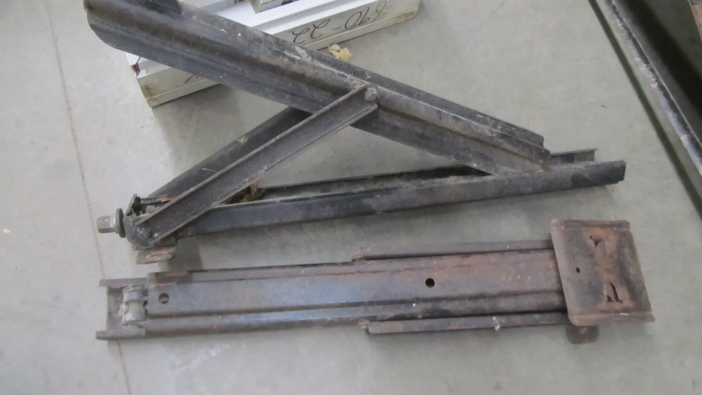 (2) Stabilizer Jacks