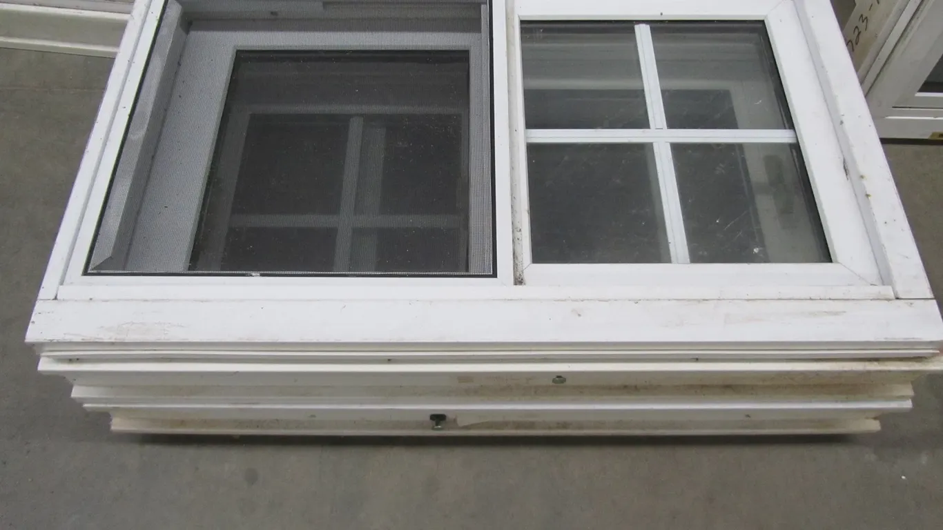 (2) Vinyl Windows w/Screen