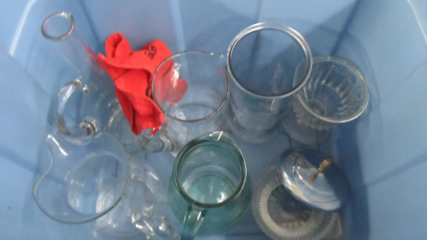 Rubbermaid 18 Gallon Tub Full Of Assorted Glassware