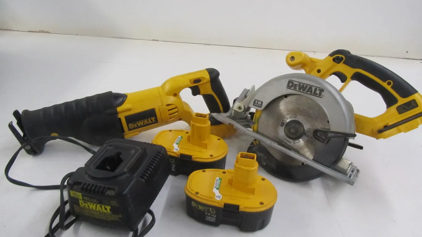 DeWalt 18v Reciprocating Saw And 6-1/2" Circular Saw