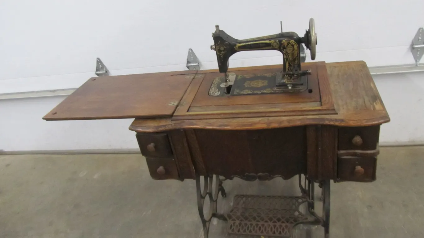 New England Queen Sewing Machine w/Sewing Machine Table