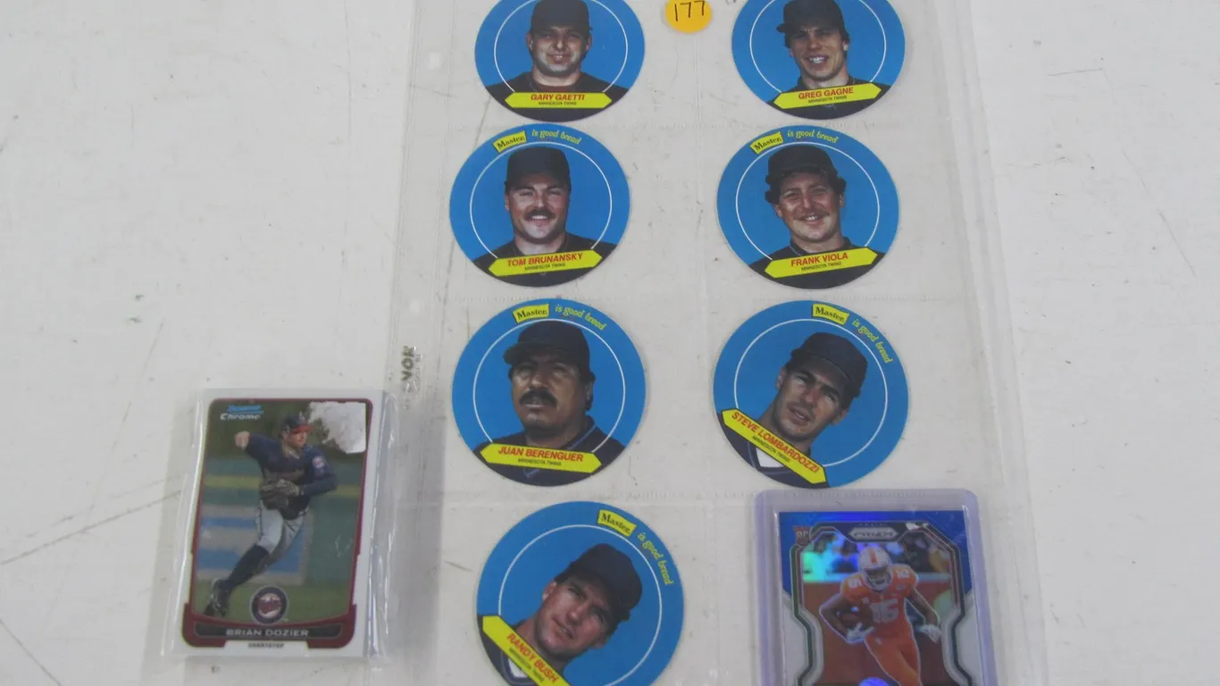 Juan Jennings Rookie Card, (25) Brian Dozier Rookie Cards, And (7) Master Bread MN Twins Player Cards/Tokens