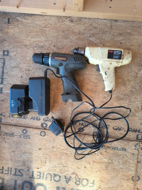 Skil Cordless Drill & Durabuild Cordless Drill Lot