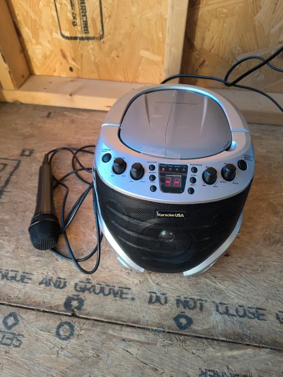 Karaoke USA - Portable CD Karaoke Player With Mic Lot