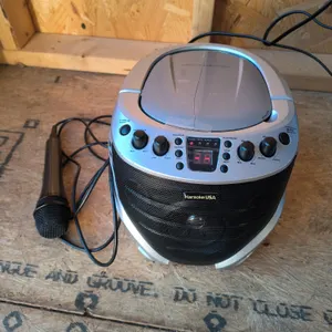 Karaoke USA - Portable CD Karaoke Player With Mic Lot