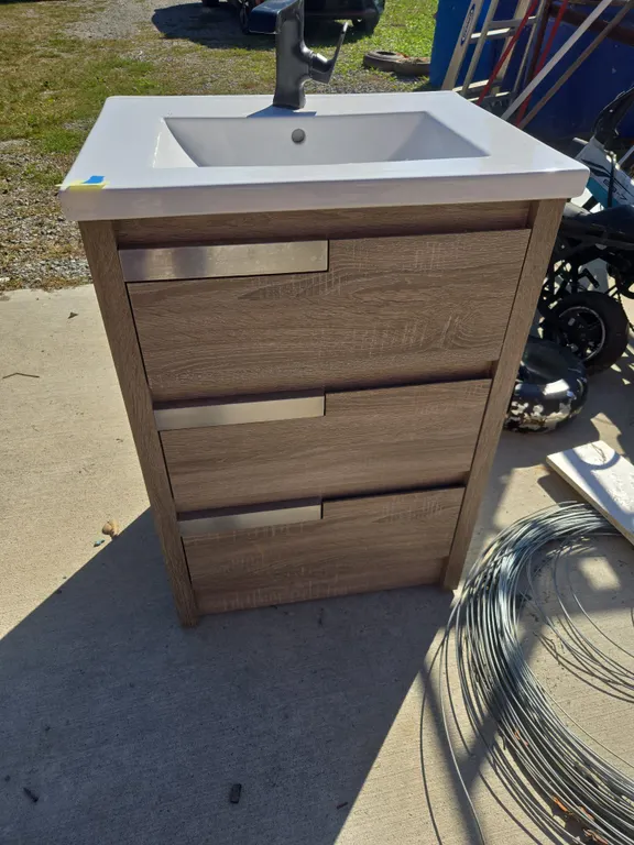 24-in vanity and sink top like new
