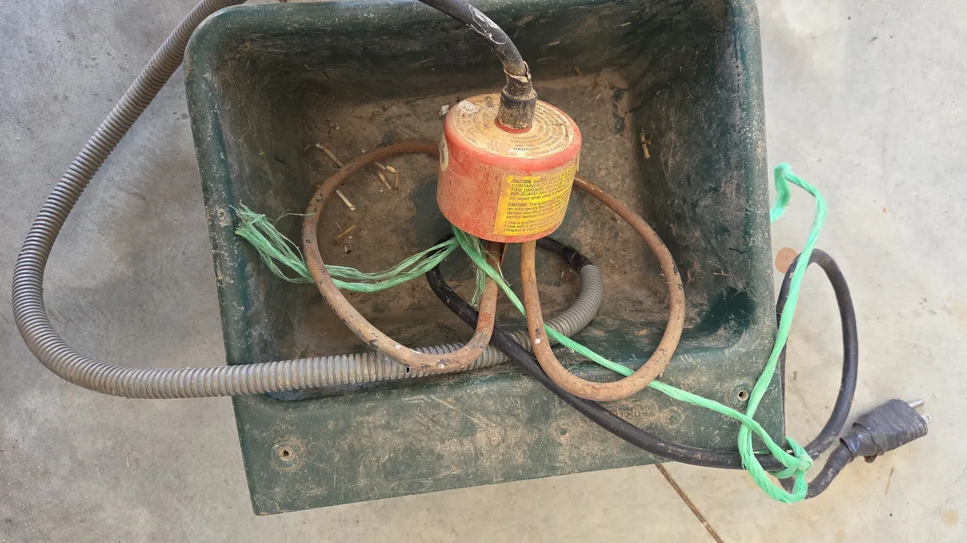 Electric water tank de-icer