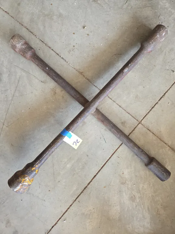 T handle breaker bar for a semi