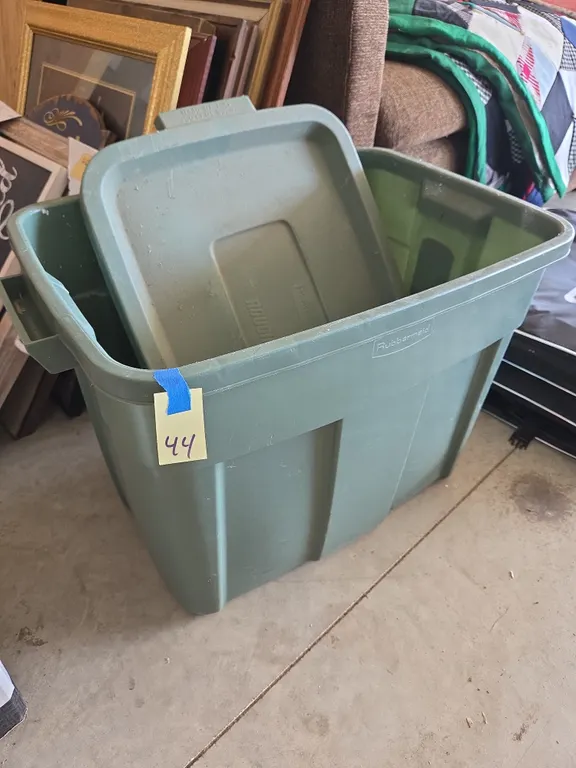 Rubbermaid storage tote