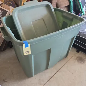 Rubbermaid storage tote