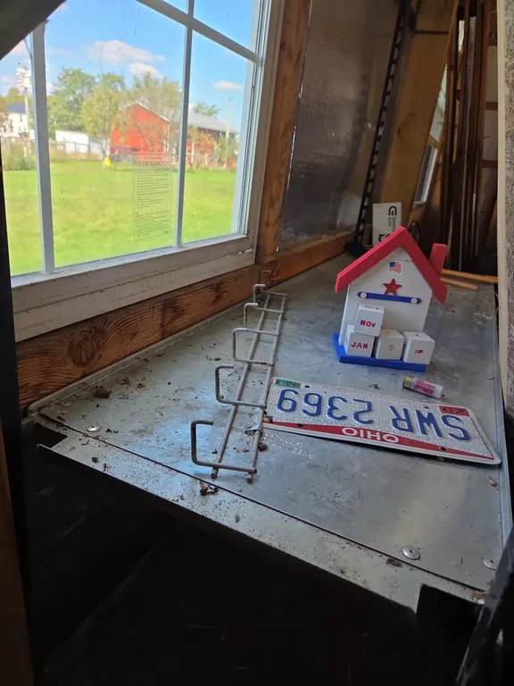 Metal shelving unit