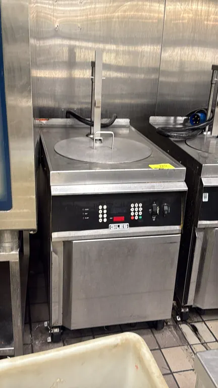 Giles GEF-720 stainless steel electric fryer. Features digital keypad controls, round fry well with automatic basket lift, round wire fry basket, circ