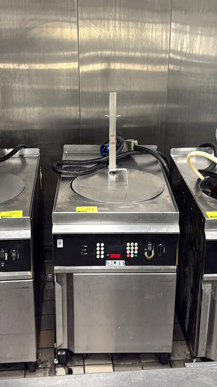 Giles GEF-720 stainless steel portable chicken fryer. Features digital keypad control panel, round fry well with cover and wire basket, and under-cabi