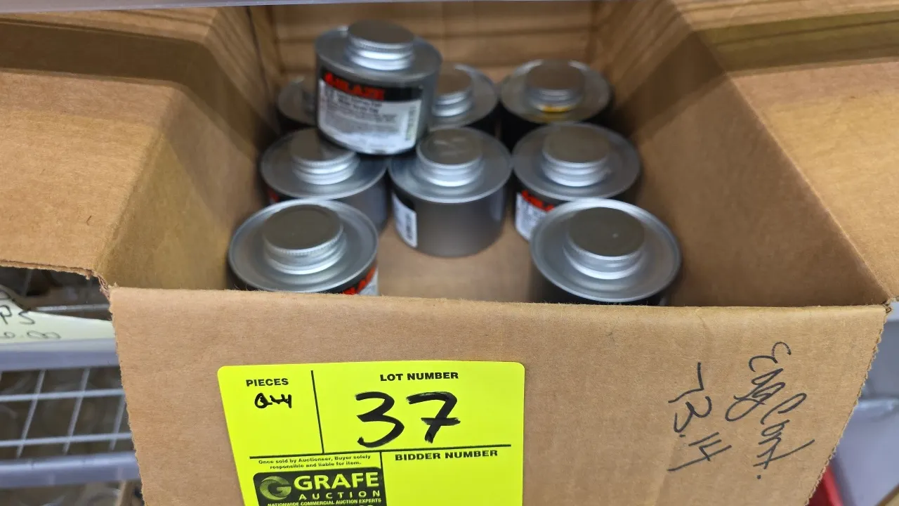 Blaze SB300 liquid chafing fuel. Features screw-cap design. 155 g per can. Includes (12) cans in box.