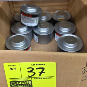 Blaze SB300 liquid chafing fuel. Features screw-cap design. 155 g per can. Includes (12) cans in box.