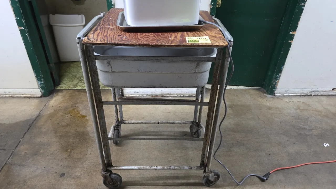 Aluminum meat lug cart. Includes (1) metal meat lug. Features tubular frame construction and multi-tier slide runners. Mounted on 4 swivel casters. No