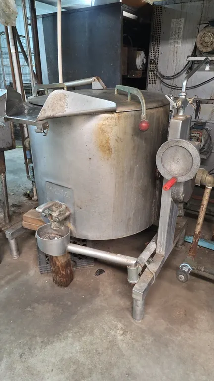 Vulcan-Hart SL 40 T gas tilting steam jacketed kettle. Features manual tilt hand crank, front draw-off valve with perforated strainer, hinged cover, a