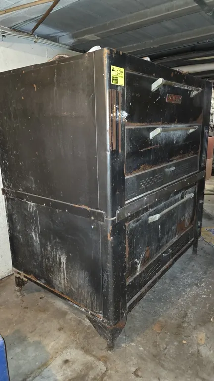 Vulcan double-stack deck pizza oven. Features drop-down doors, analog temperature controls, and heavy-duty steel construction. Natural gas, 50,000 BTU