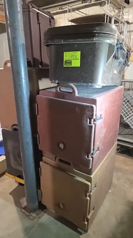 Assorted Cambro insulated food pan carriers and beverage dispenser. Includes (4) front-loading pan carriers, (1) top-loading pan carrier, and (1) beve