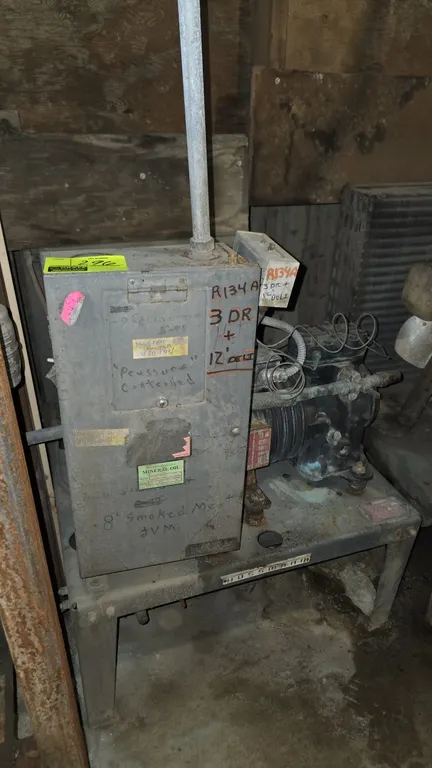 Hussmann refrigeration condensing unit. Features a Copelametic EAV1-0200-TAC-100 semi-hermetic compressor, air-cooled condenser coil with fan, electri