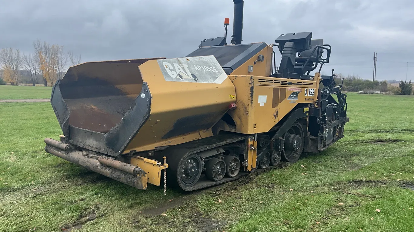2012 CATERPILLAR AP1055E CRAWLER ASPHALT PAVER SN: CATAP105TTJF00207
