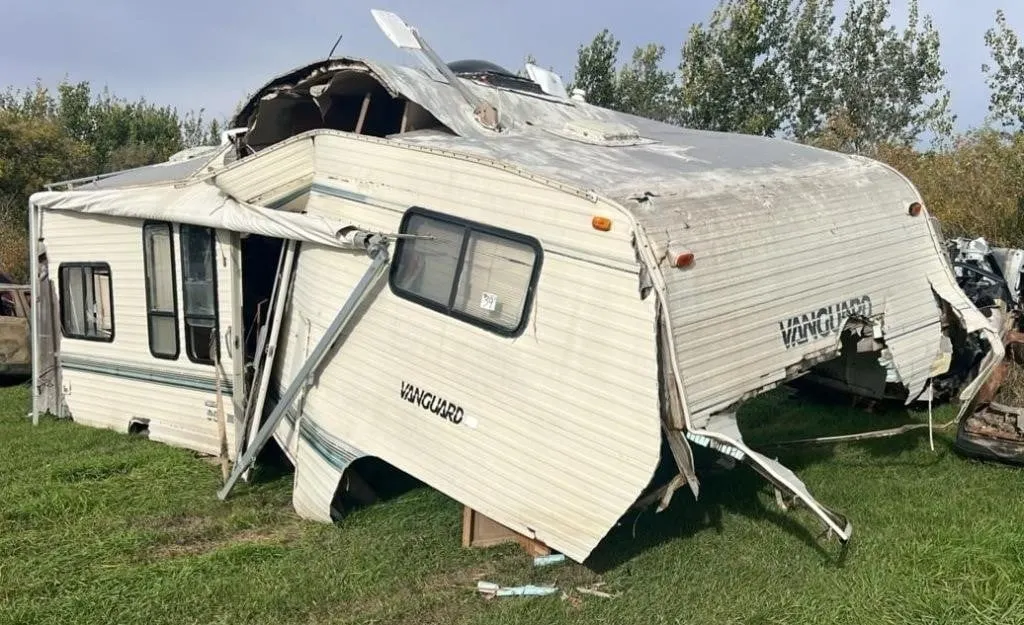 Salvage Vehicle - Vanguard 5th Wheel Camper. It