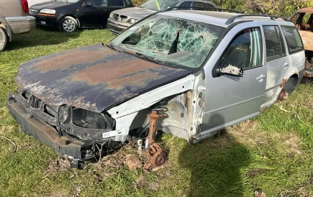 Salvage Vehicle - Volkswagen Jetta Station Wagon.