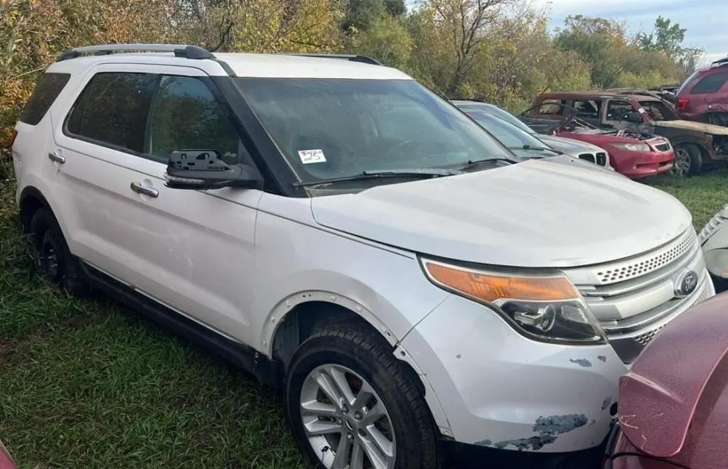 Salvage Vehicle - Ford Explorer SUV. PARTS ONLY.