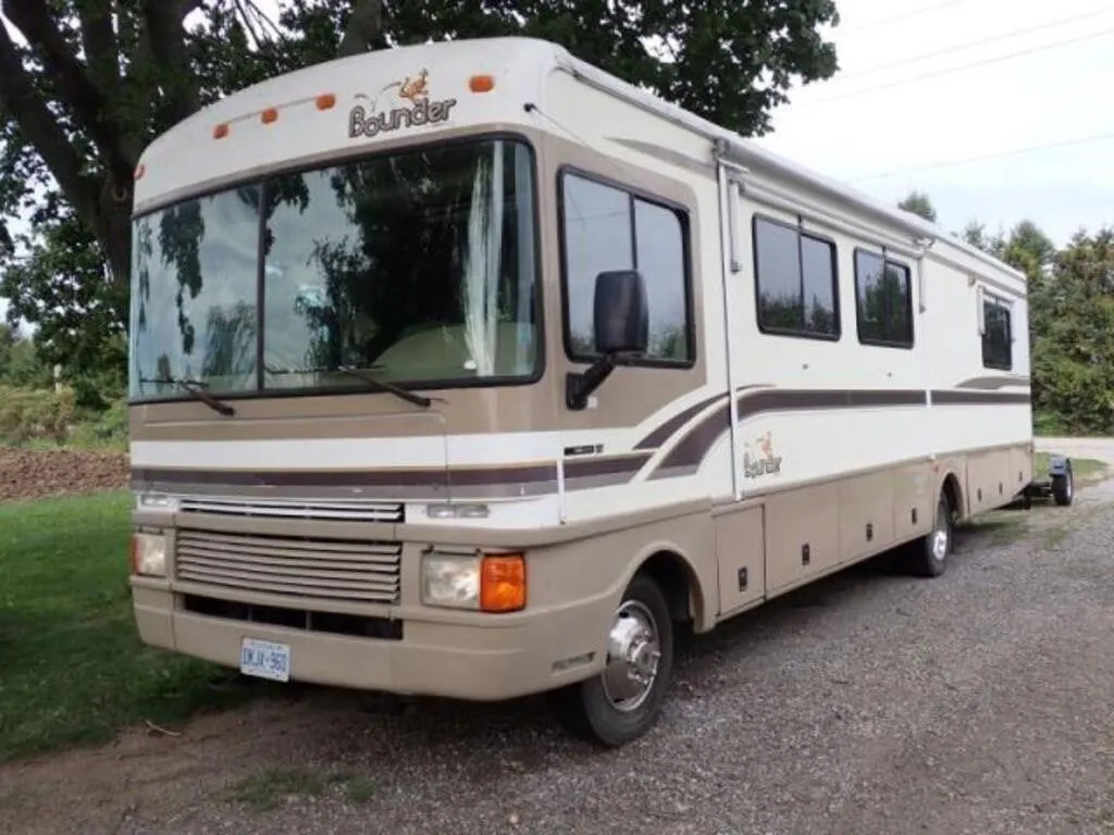 1999 Fleetwood Bounder 34V 34 Ft S/A Class A 3FCNF