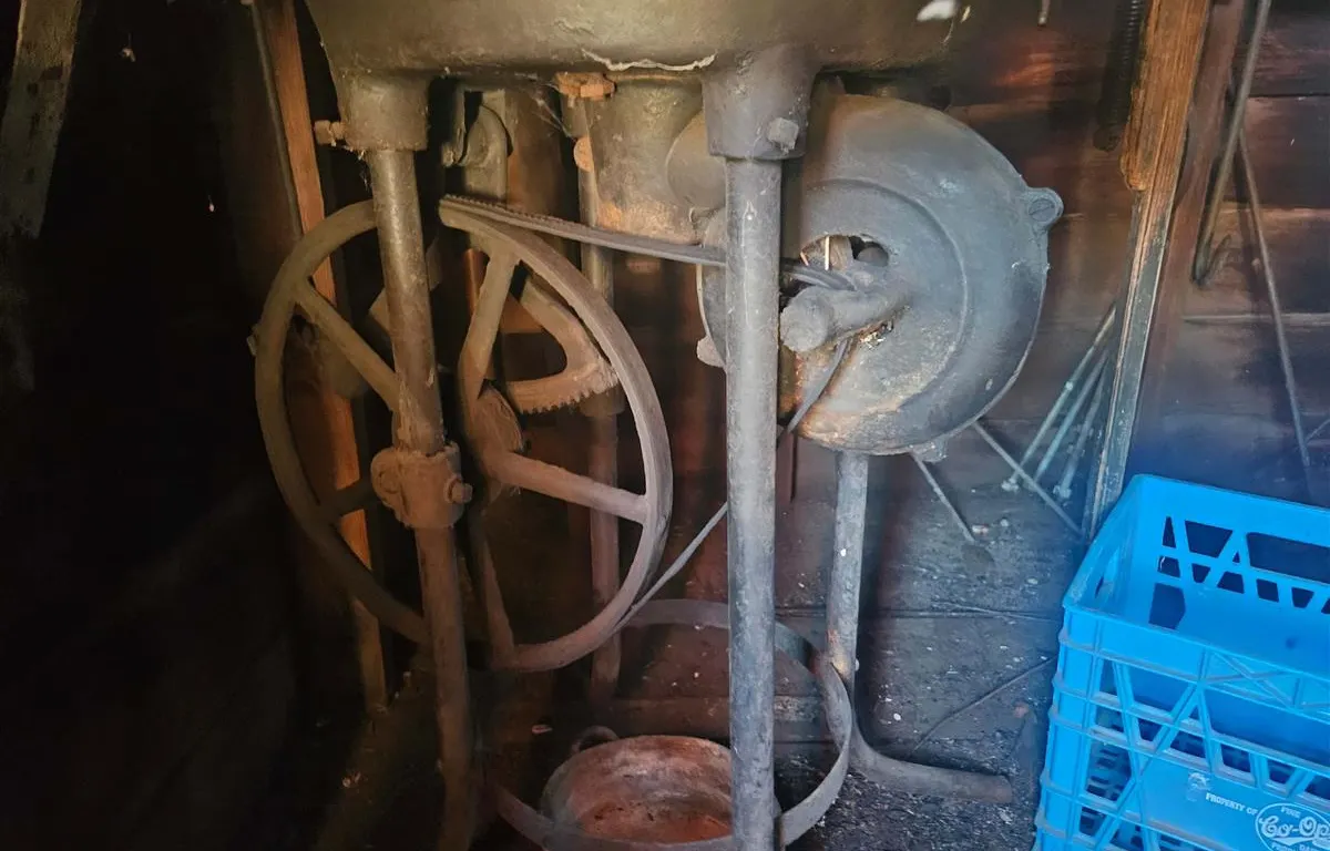 Antique Hand-Crank Coal Forge
UNRESERVED