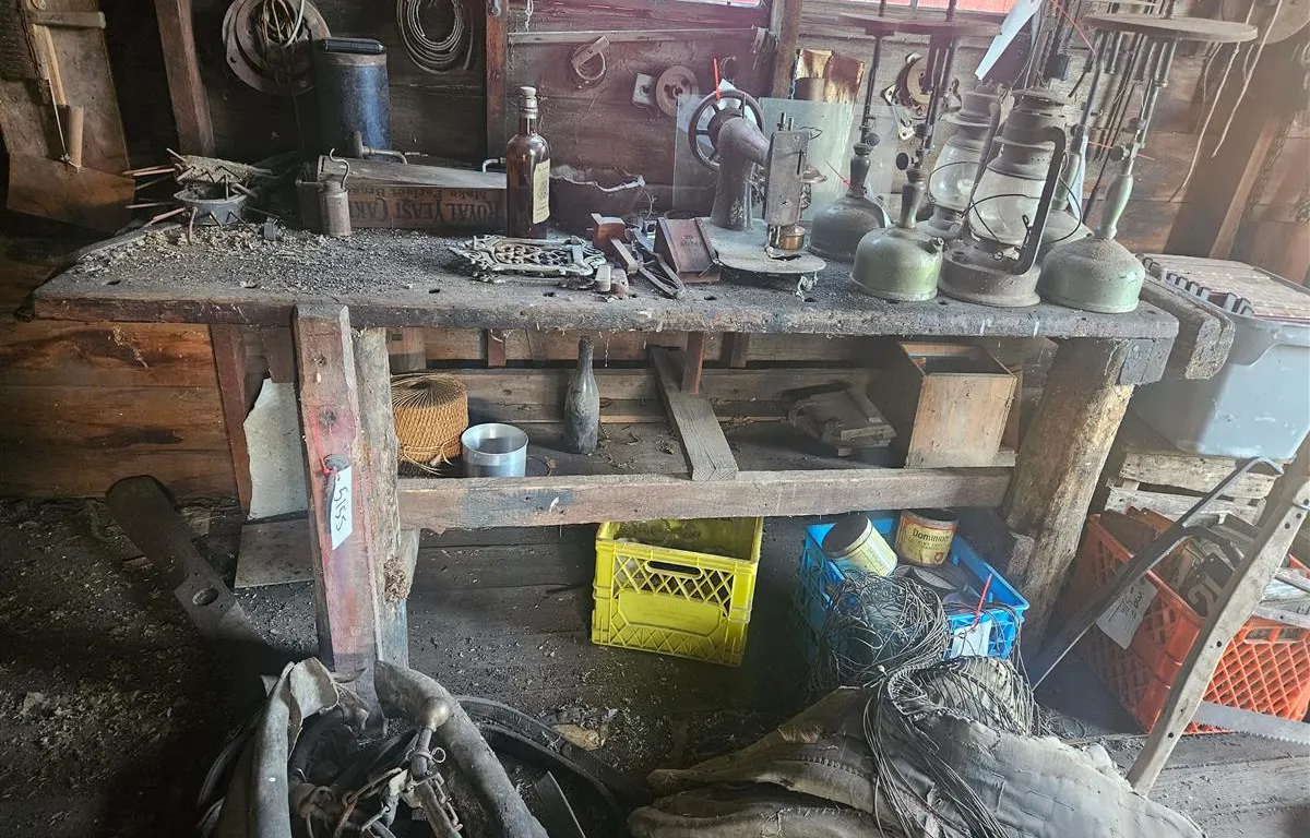 Antique Wooden Workbench (Contents NOT included)
UNRESERVED