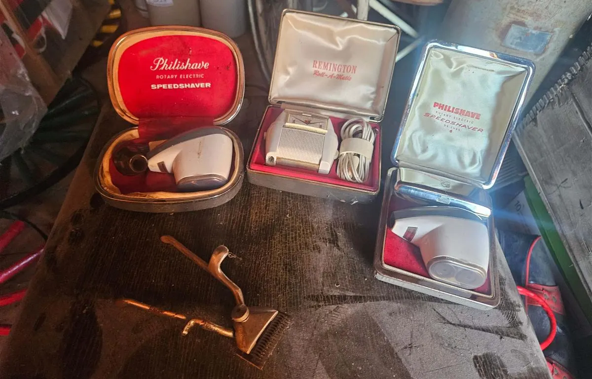 Vintage Electric Shavers & Manual Razor
UNRESERVED