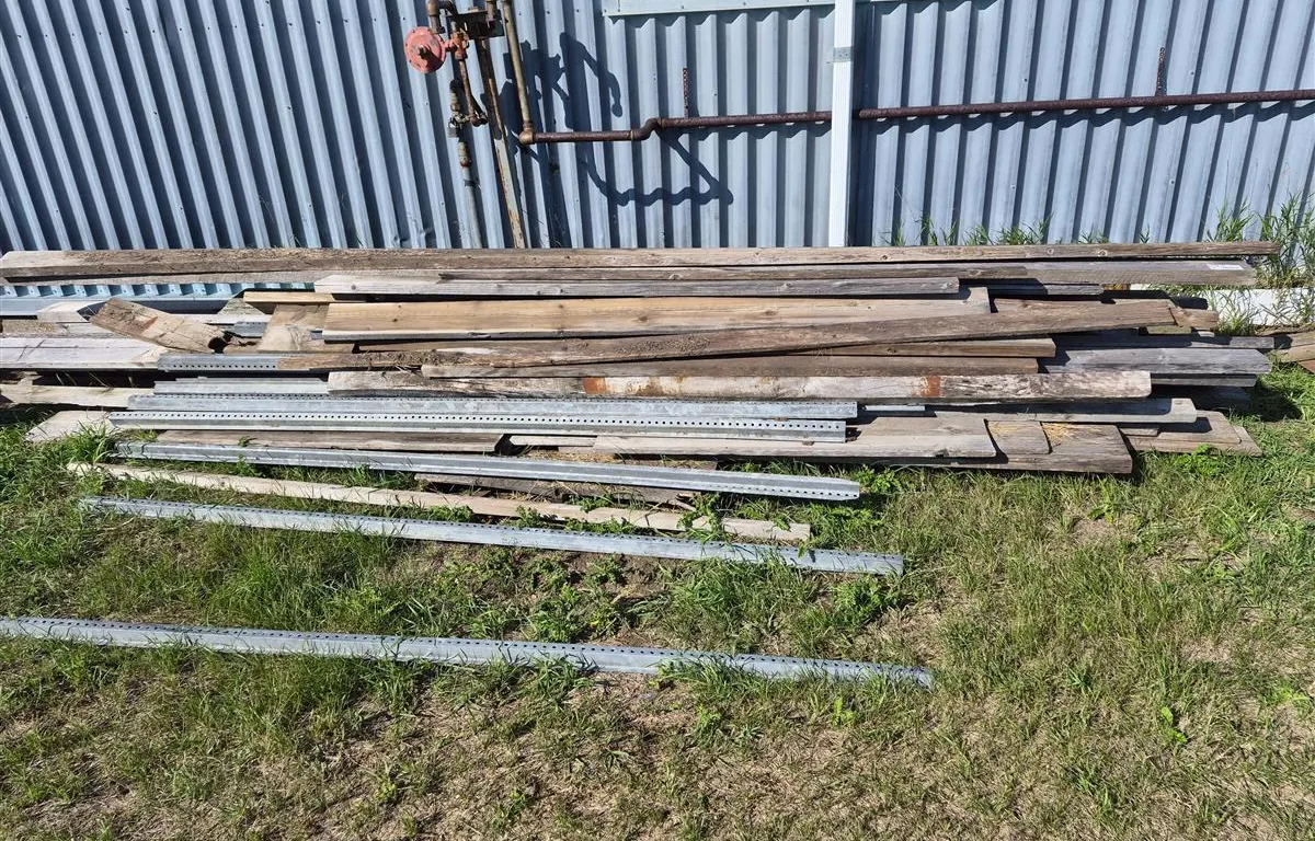 Mixed Used Lumber and Metal Rails
UNRESERVED