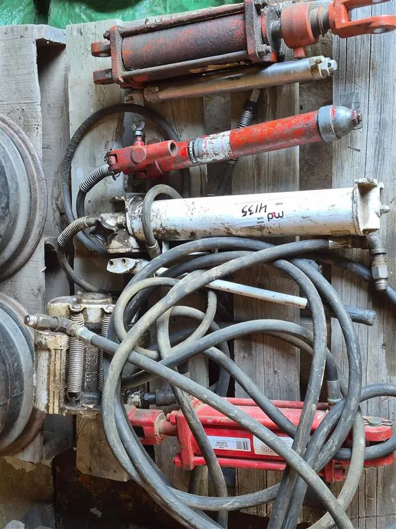 Assorted Hydraulic Cylinders and Hoses
UNRESERVED