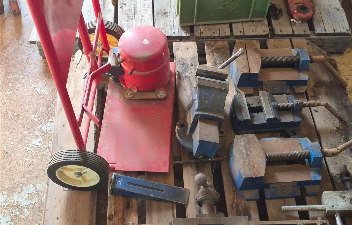 Rema Tip Top Tire Service Unit and Assorted Vises
UNRESERVED