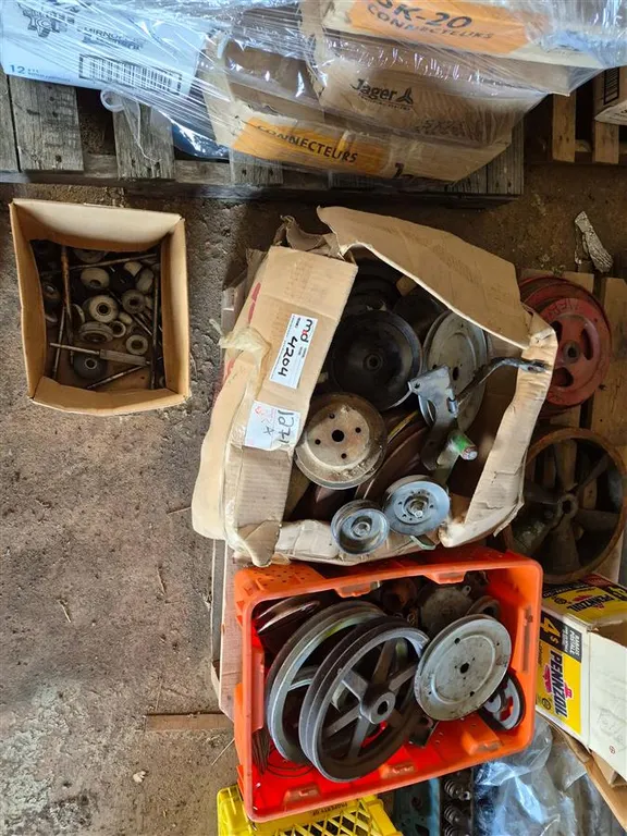 Assorted Machinery Parts and Pulleys
UNRESERVED