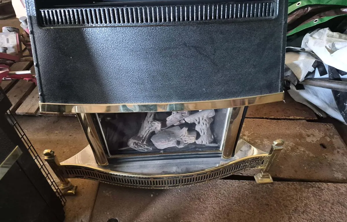 Gas Fireplace Insert with Faux Logs
UNRESERVED