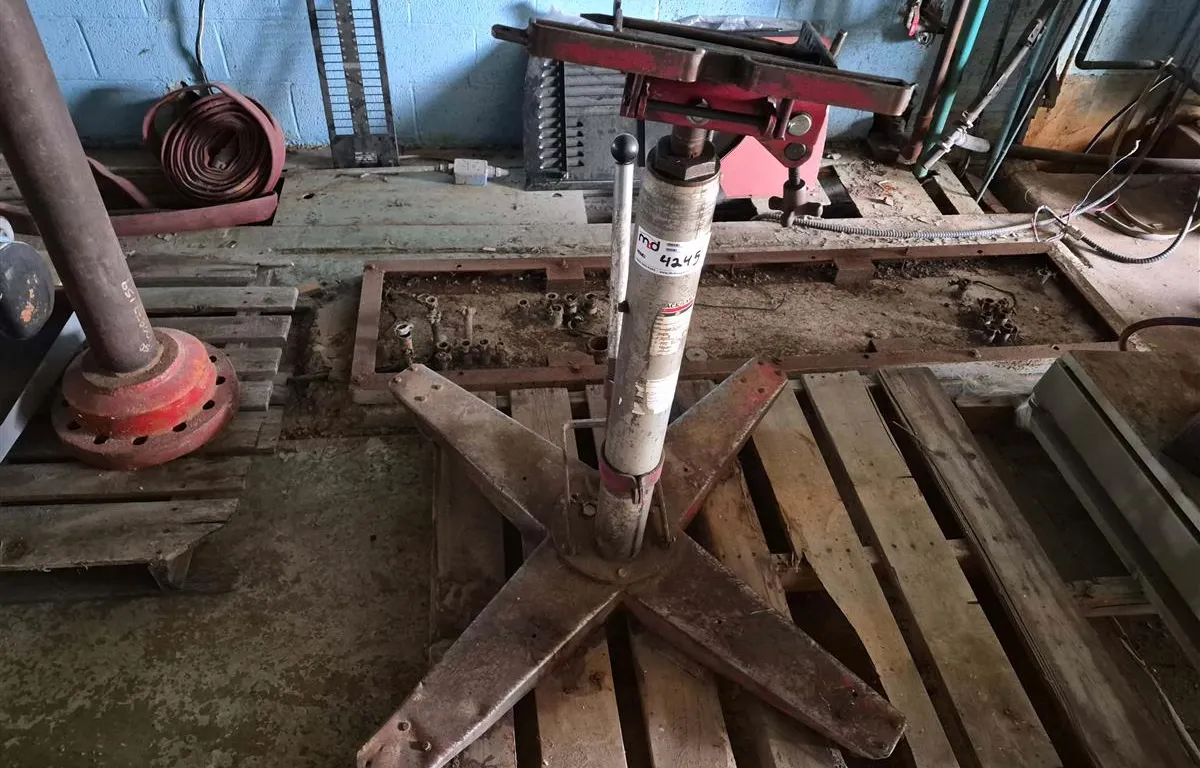 Blackhawk 1-1/2 Ton Transmission Jack
UNRESERVED