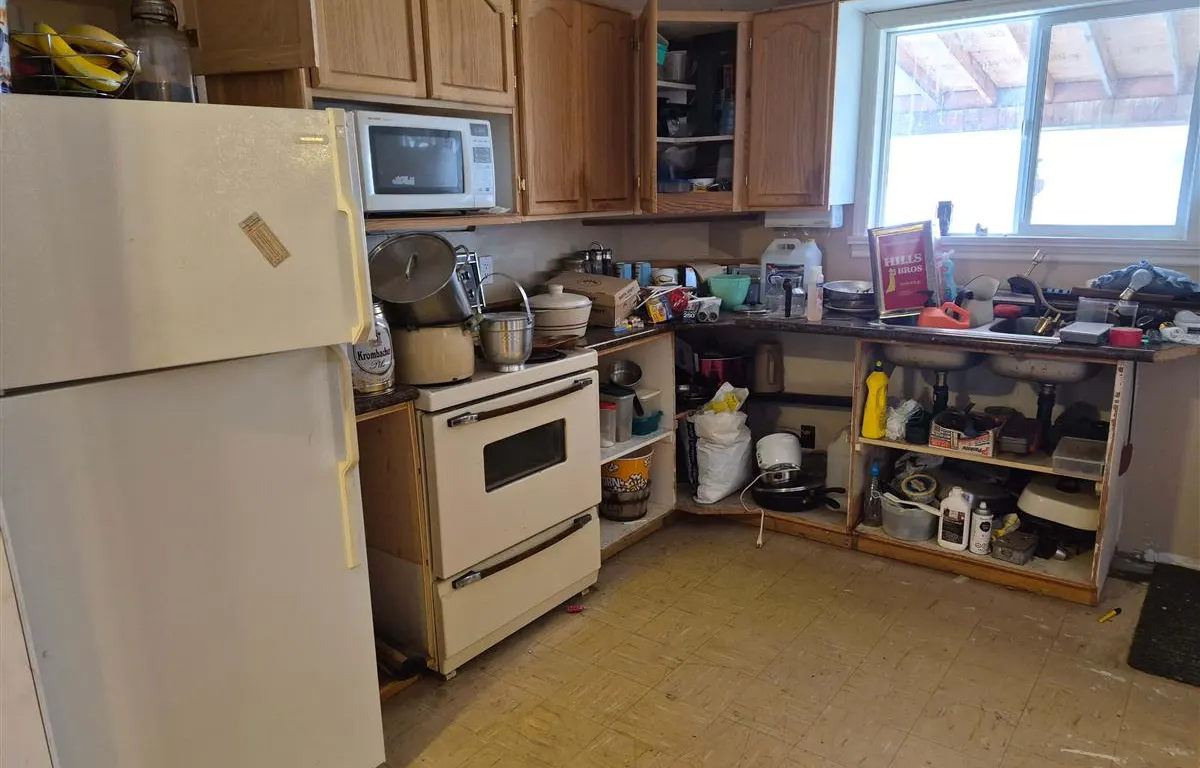 Kitchen Appliances, Cookware and Household Contents
UNRESERVED