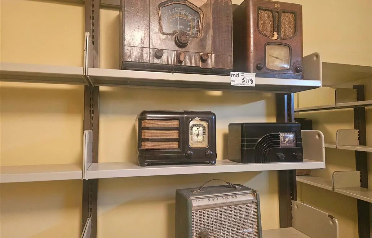 (5) Vintage Tube Radios
UNRESERVED