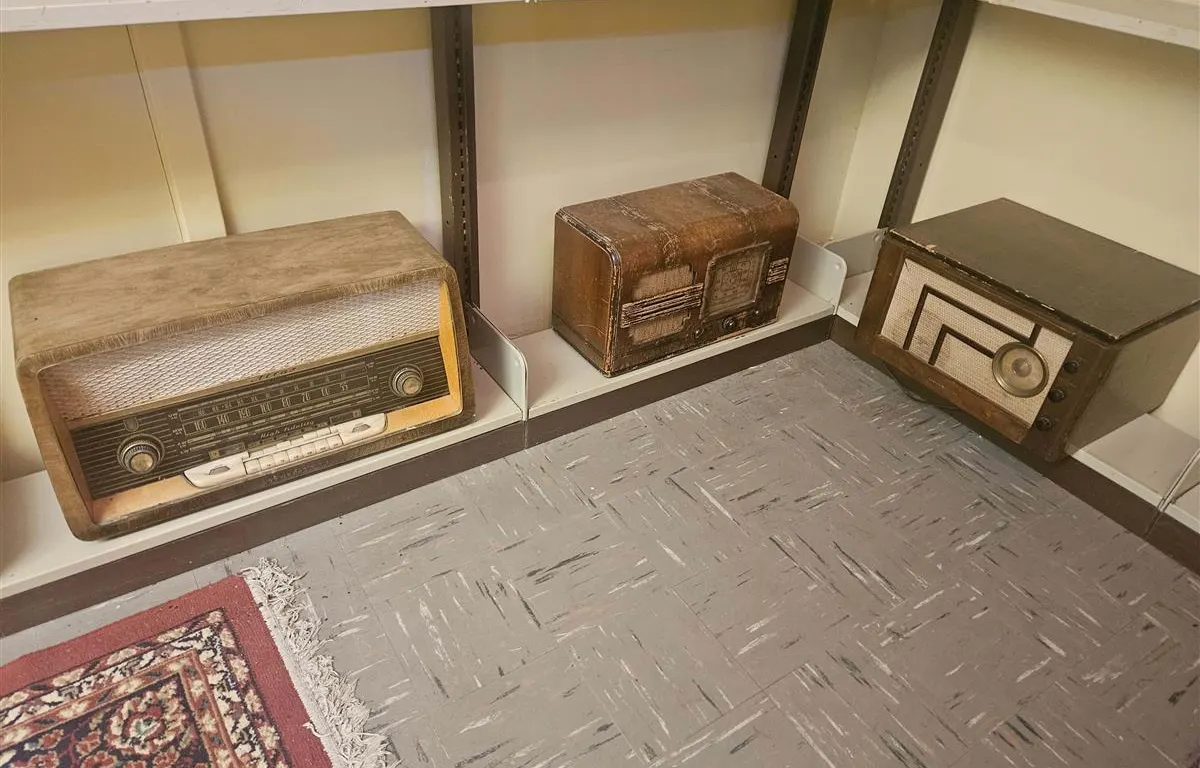 (3) Vintage Tabletop Radios
UNRESERVED