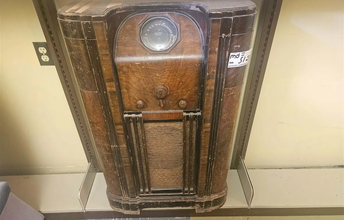 De Forest Crosley Console Radio
UNRESERVED