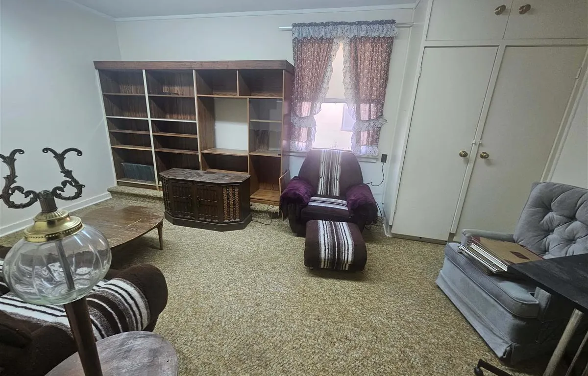 Household Furniture and Stereo Collection
UNRESERVED