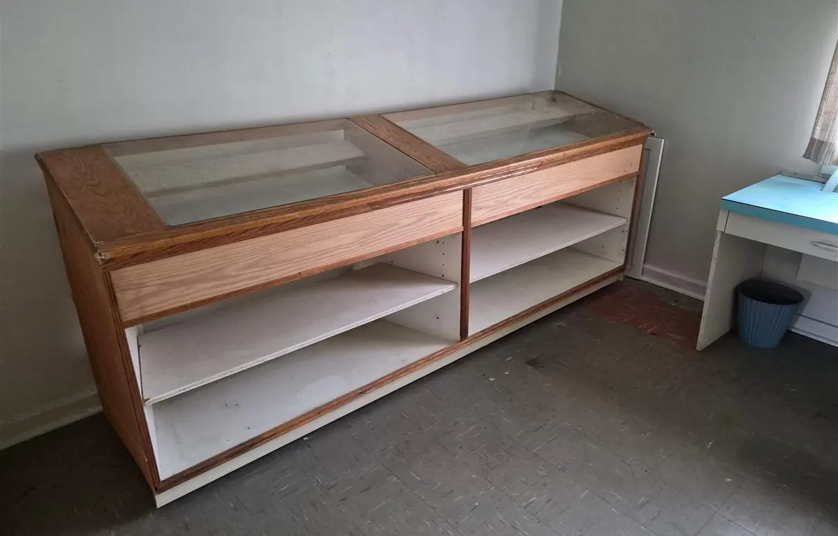 Assorted Retail Display Fixtures and Furniture
UNRESERVED
