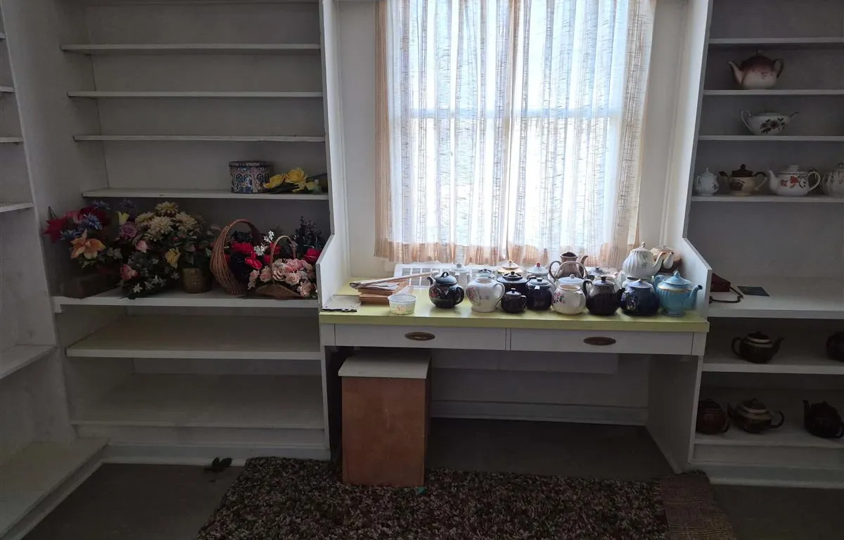 Assorted Teapots and Artificial Floral Decor
UNRESERVED