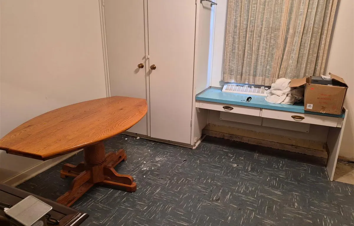 Oak Table, Dresser with Mirror & Philips Stereo
UNRESERVED
