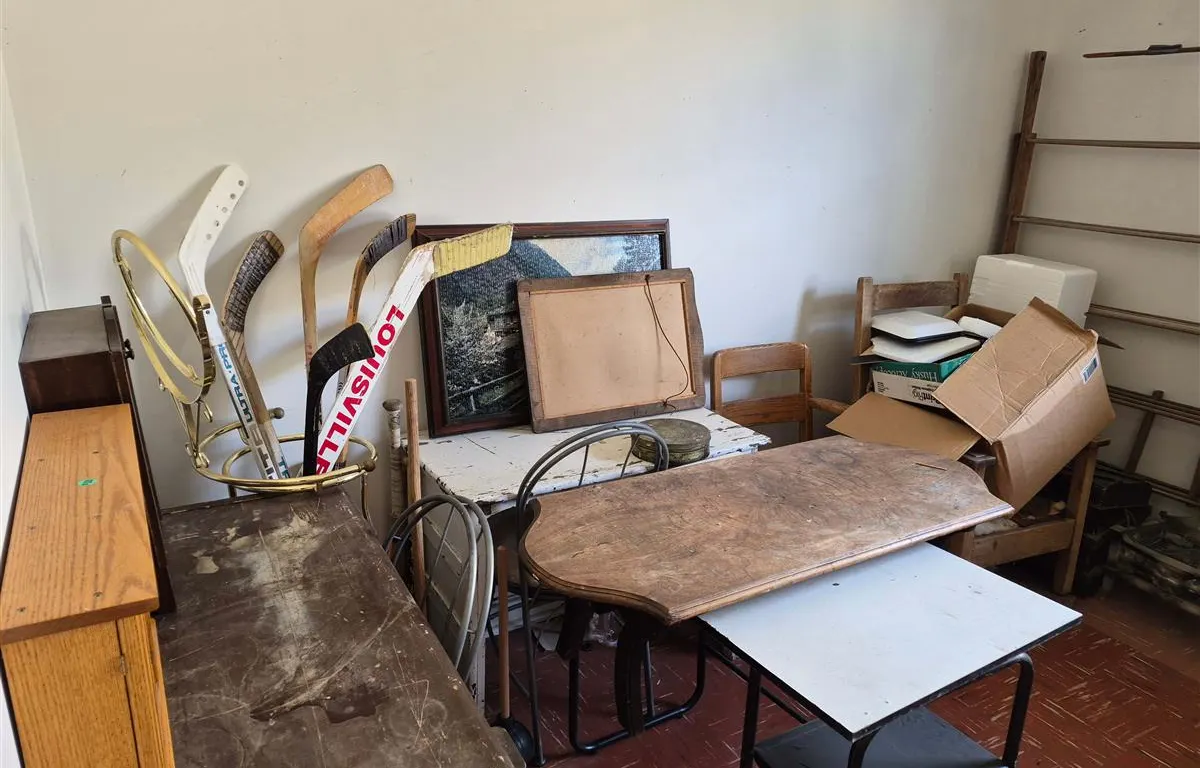 Assorted Household Goods and Vintage Items
UNRESERVED