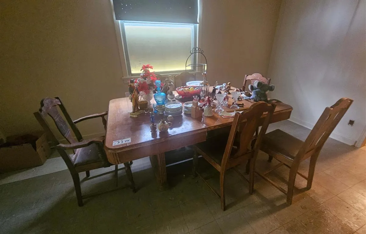 Dining Set and Assorted Household Collectibles
UNRESERVED