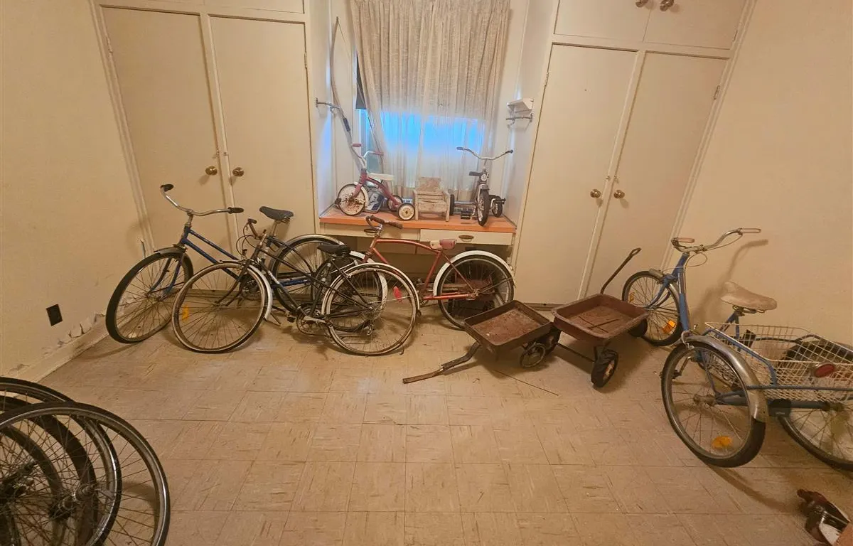 Assorted Vintage Bicycles, Toys and Radio
UNRESERVED